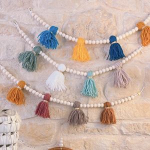 Petite guirlande de perles et pompons à personnaliser