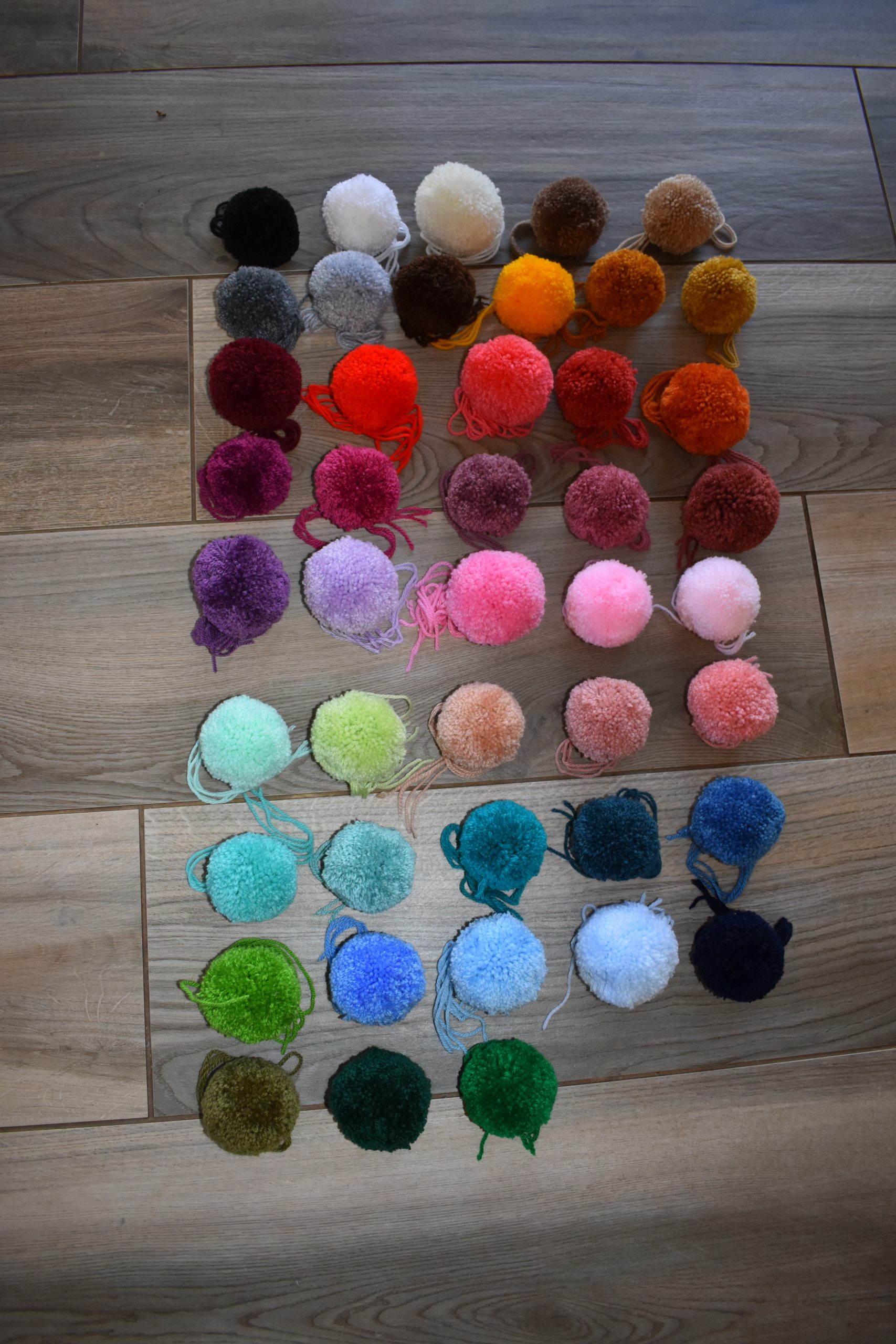 Grand Panier à jouets modèle tressé avec pompons sauge – Image 4