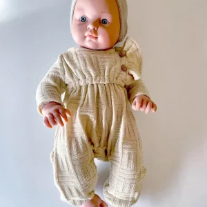 *Poupée Bambinis 47cm Yaëlle habillée de son ensemble combinaison et headband en maille crème