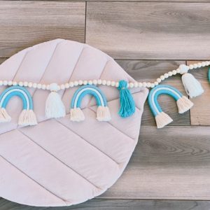 Grande guirlande de perles, pompons et arc-en-ciel bleu