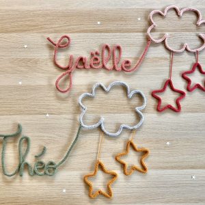 * Prénom en laine à accrocher motif nuage et étoiles