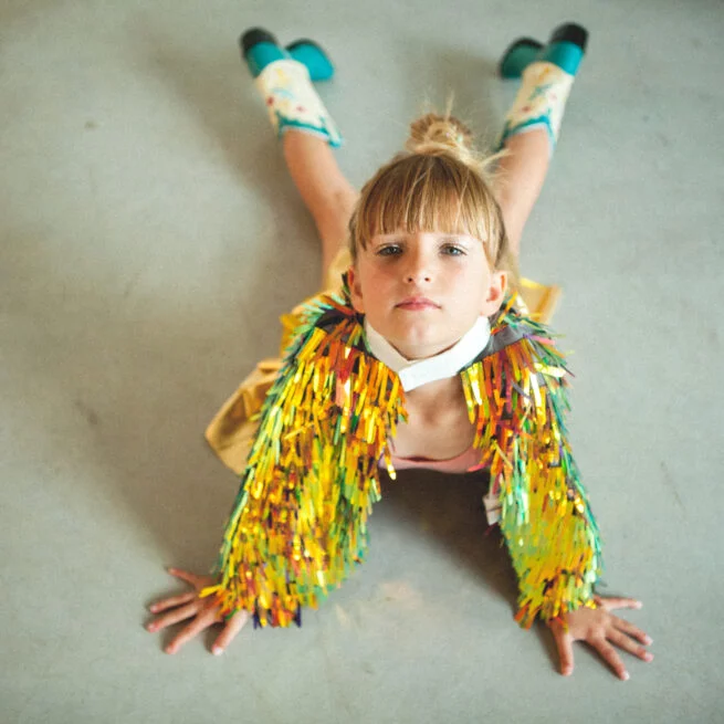 Cape holographique à franges or – Image 2