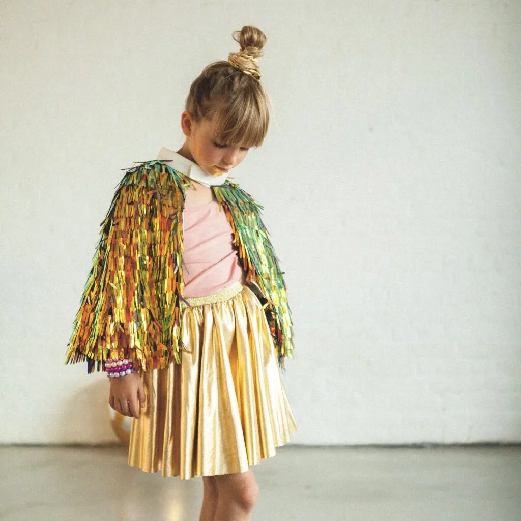 Cape holographique à franges or – Image 5