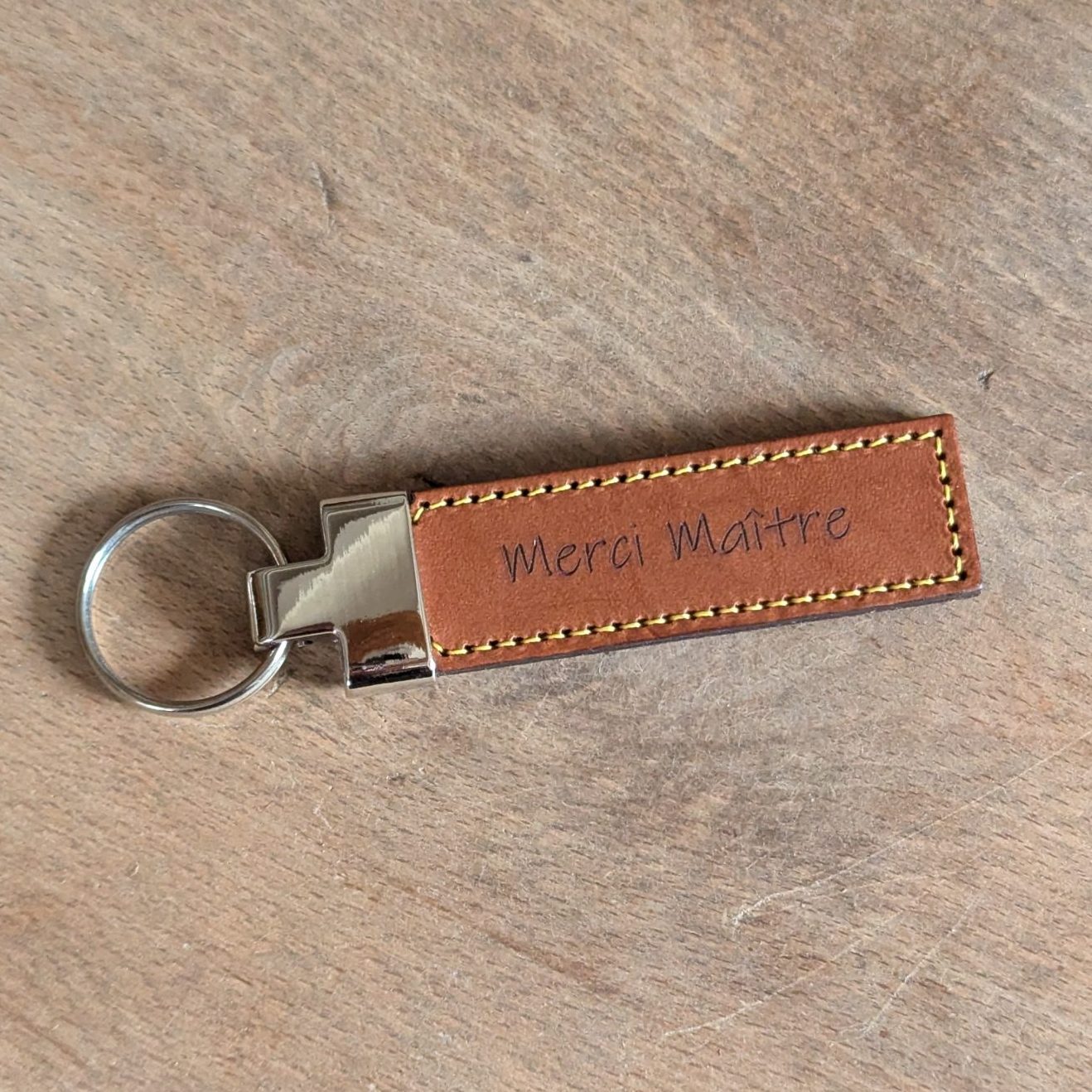 Porte-clés en cuir rectangle – Merci maître
