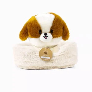 Suki, chien en peluche de 18cm avec collier et son panier en fausse fourrure écru