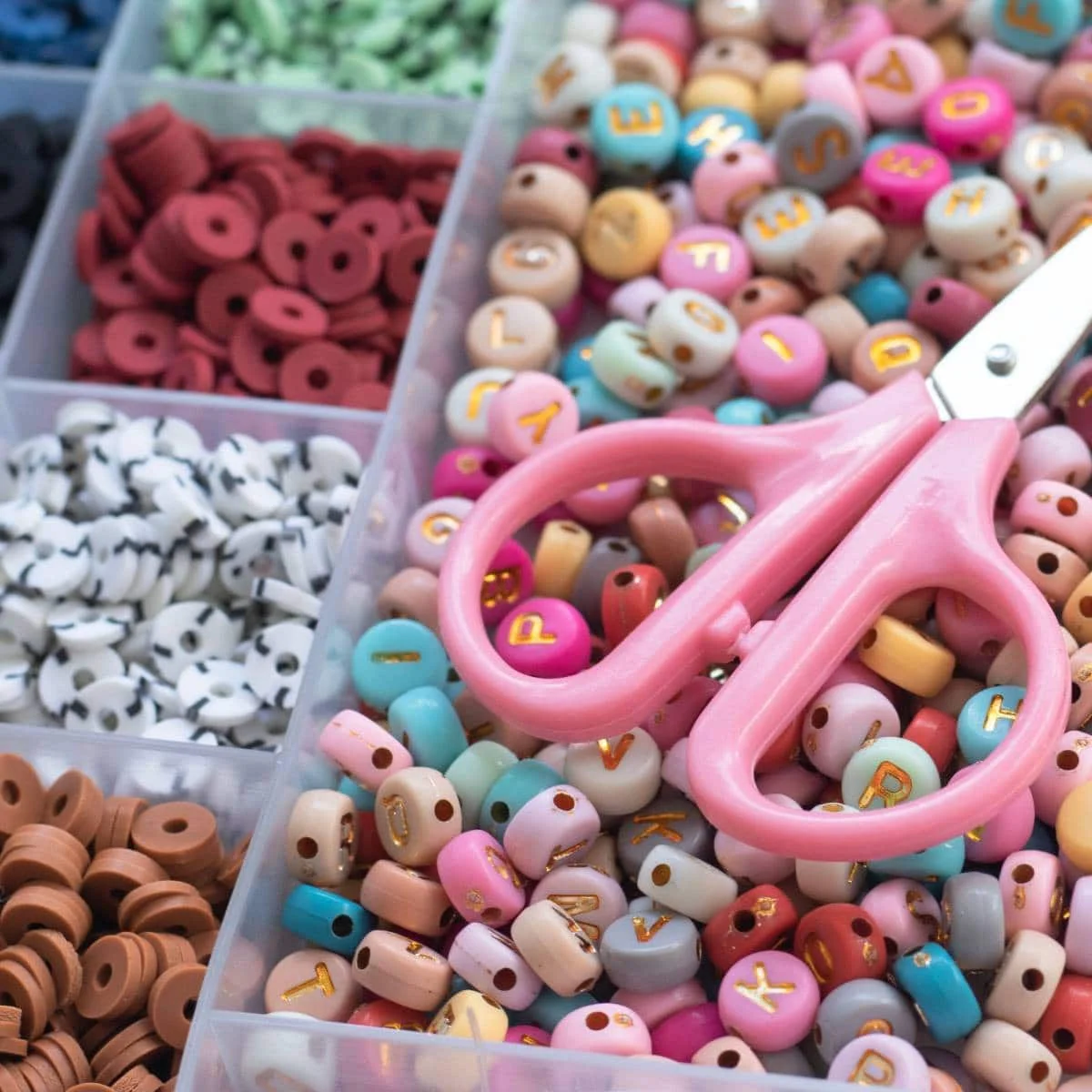 Boîte de 16 couleurs Perles Heishi Nature, La Petite Epicerie – Image 4