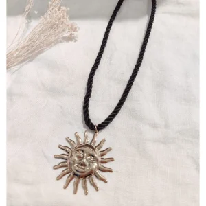 Collier Soleil Corde Noir Doré