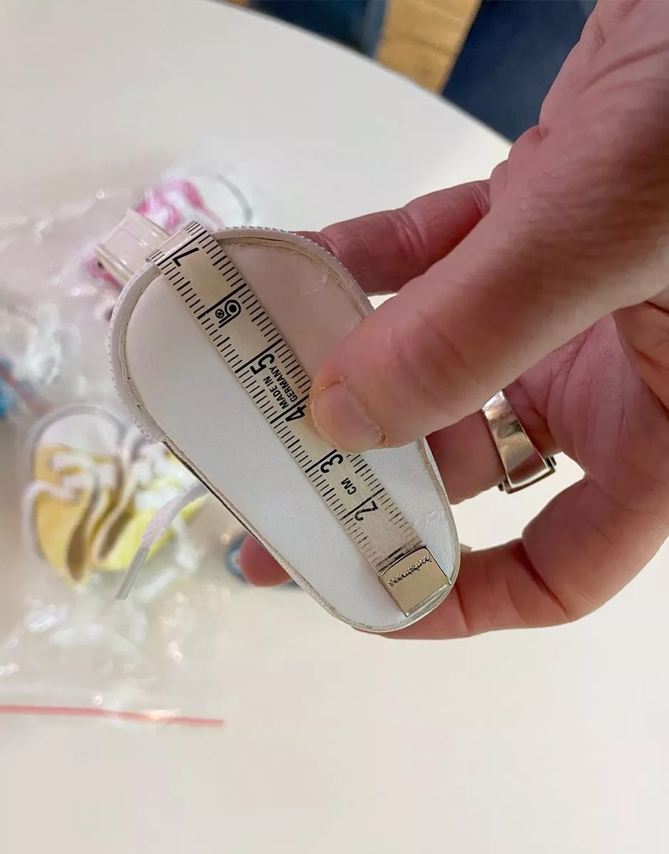 *Lot de 3 paires de baskets pour poupées et body à bretelles GORDIS moutarde – Image 2