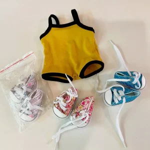 *Lot de 3 paires de baskets pour poupées et body à bretelles GORDIS moutarde