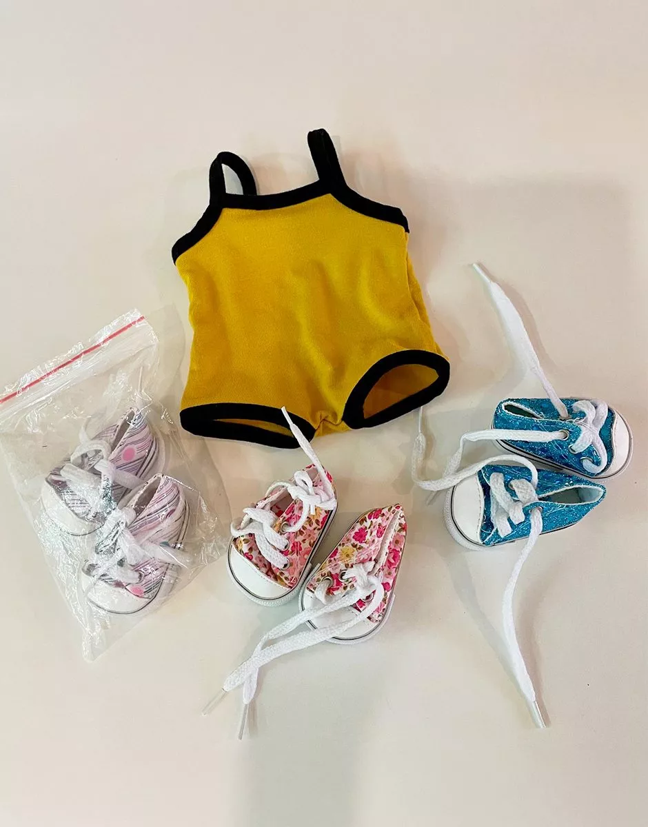 *Lot de 3 paires de baskets pour poupées et body à bretelles GORDIS moutarde