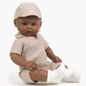 Augustin, poupon Bambinis 47cm habillé de son ensemble combinaison Tom / casquette en gaze de coton beige